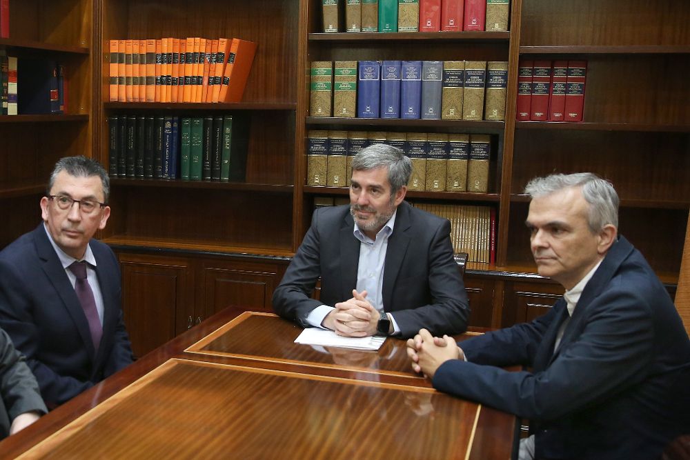 El presidente de UNIMID, Julio Roldán (i), se reunió este miércoles con el presidente de Canarias, Fernando Clavijo (c).