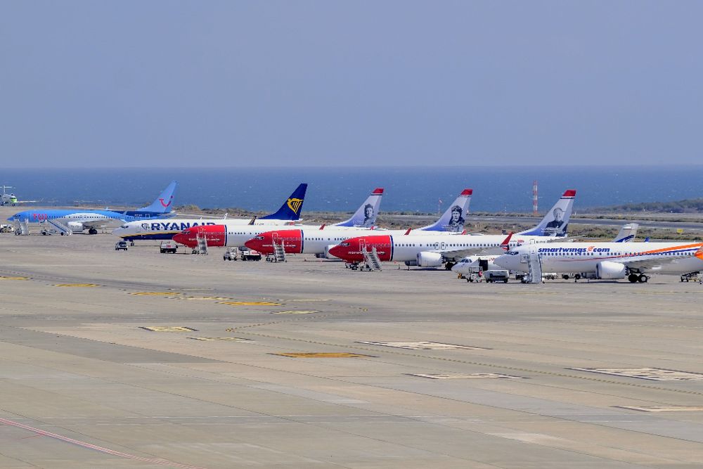Cinco aeronaves afectadas por el cierre preventivo del espacio aéreo europeo a los Boeing 737 Max 8 en el aeropuerto de Gran Canaria junto a un avión de Ryanair.