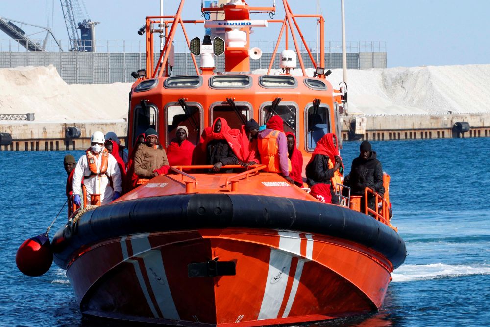 Salvamento Marítimo rescata a 46 subsaharianos de una patera localizada el pasado sábado en aguas del mar de Alborán. 