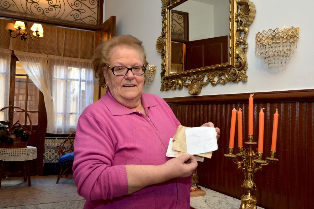 Luisa, una vecina de Villarramiel, un pequeño pueblo de la Tierra de Campos palentina, muestra el sobre con 50 euros y una nota que algún desconocido ha dejado en su casa.