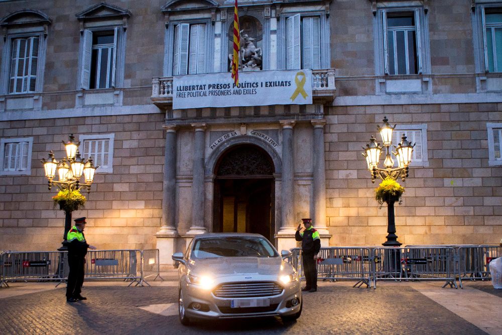 El presidente de la Generalitat de Cataluña, Quim Torra, sale en coche oficial del Palau de la Generalitat en el momento que cumple el plazo de las 48 horas para la retirada de los símbolos independentistas de los edificios oficiales.