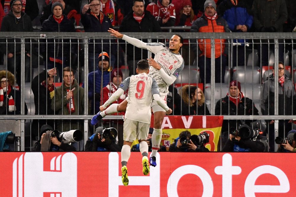 Virgil van Dijk, del Liverpool, celebra tras anotar un gol al Bayern.