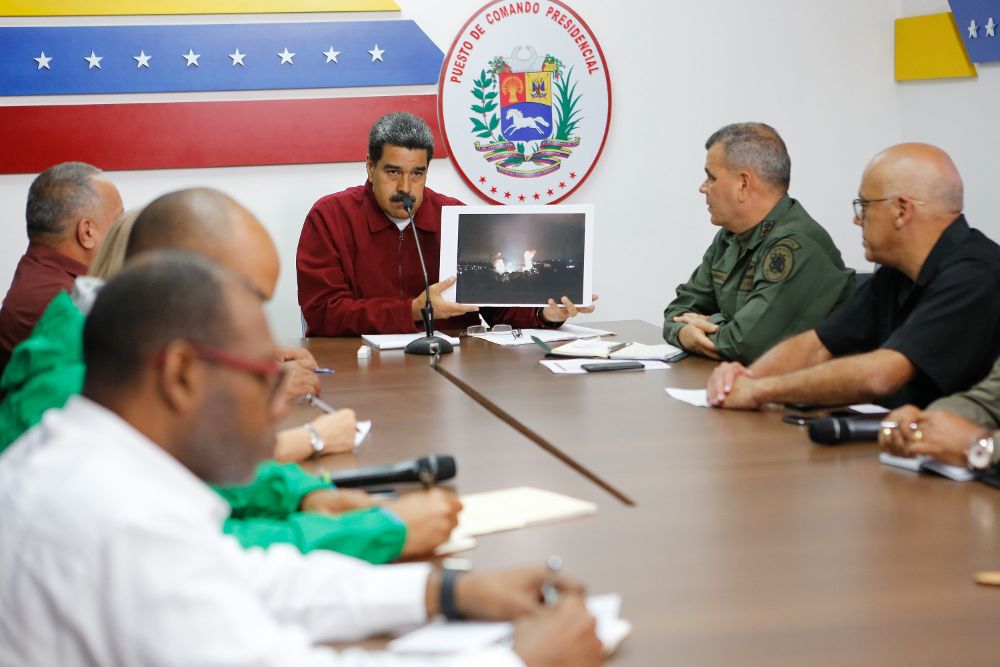 Nicolás Maduro (c), mientras habla sobre las fallas eléctricas desde el puesto de Comando, en Miraflores, Caracas.
