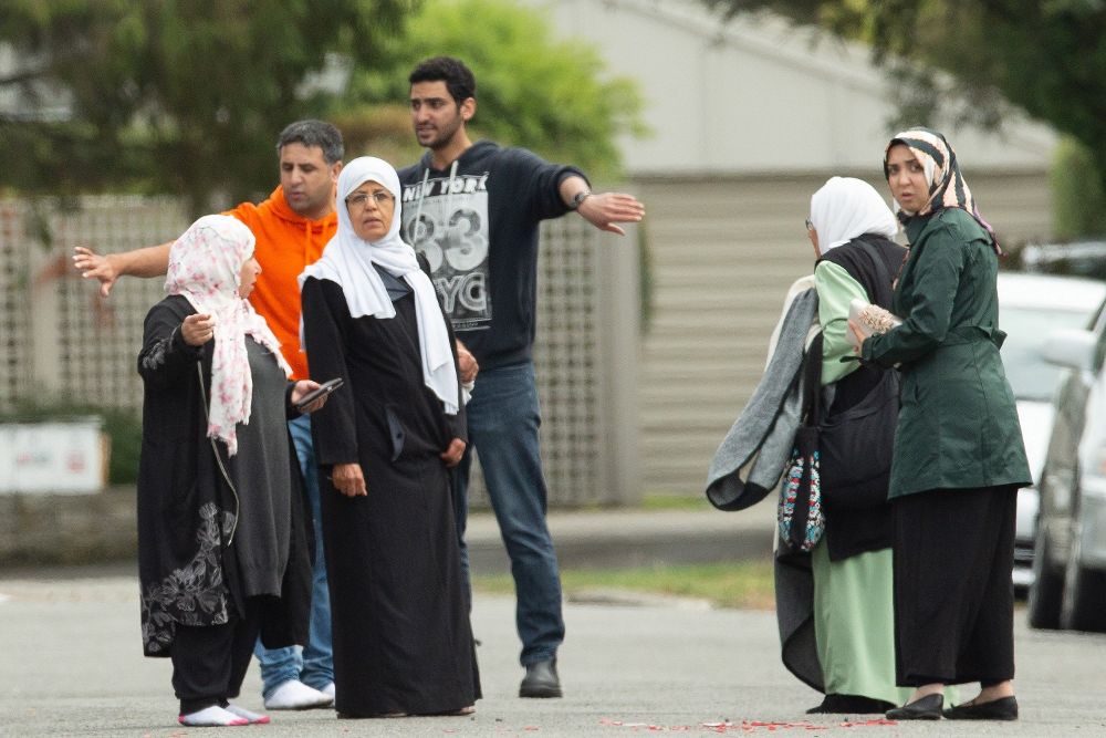 Un grupo de musulmanes muestran su consternación después del ataque.