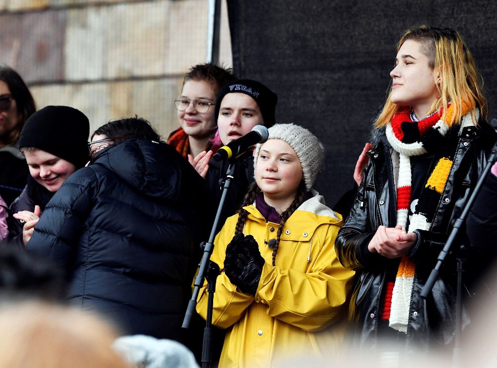 La activista de 16 años Greta Thunberg (c), inspiradora del movimiento estudiantil contra el cambio climático, ofrece un discurso durante la huelga escolar convocada por el movimiento Jóvenes por el Clima, este viernes en Estocolmo (Suecia).