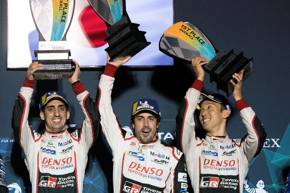 Fernando Alonso (c) (Toyota TS050 Hybrid) reforzó su liderato en el Mundial de Resistencia (WEC) al ganar este viernes, junto al suizo Sebastien Buemi (i) y el japonés Kazuki Nakajima (d), las 1.000 Millas de Sebring, la sexta prueba del certamen.