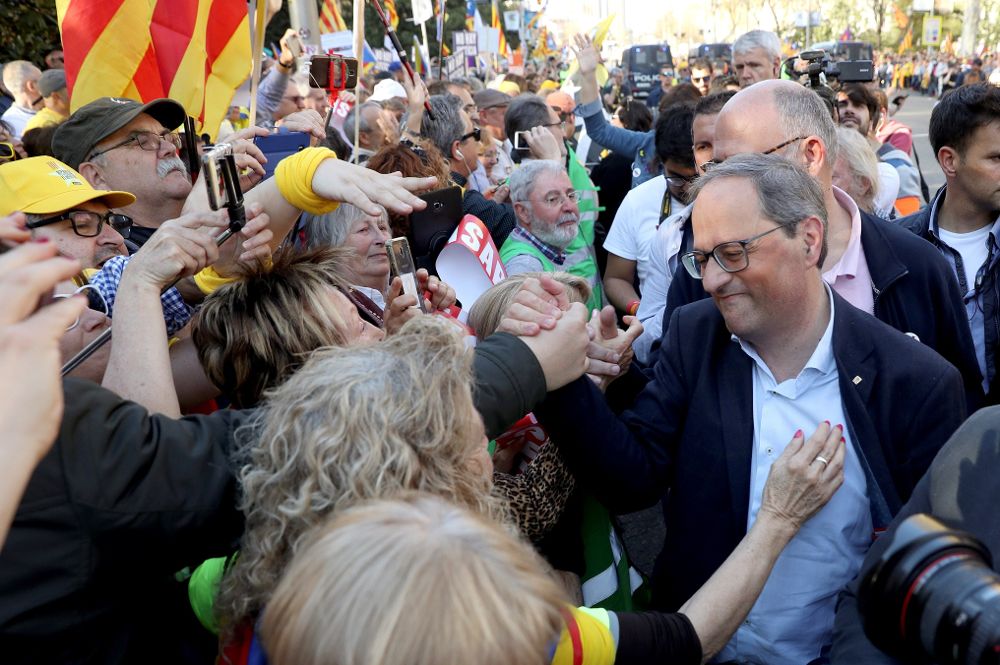 Quim Torra (d) asiste a la manifestación convocada por el independentismo catalán en Madrid. 