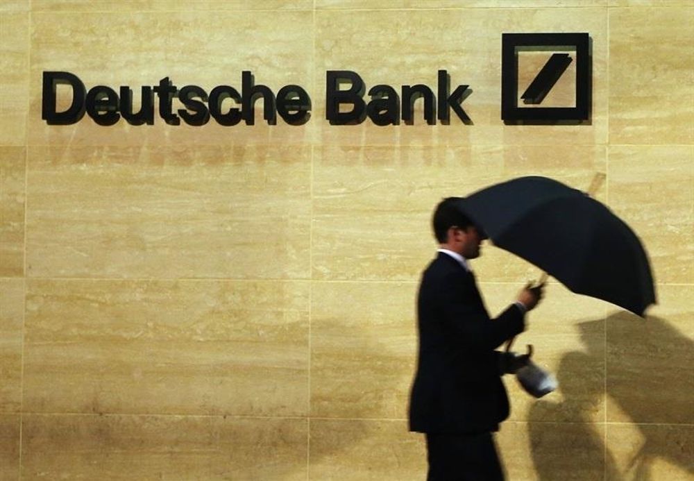 Un hombre pasa junto a una sede del Deutsche Bank en Alemania.