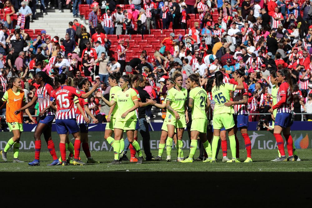 Las jugadoras del Barcelona, que han ganado 0-2, y del Atlético de Madrid al finalizar el partido.