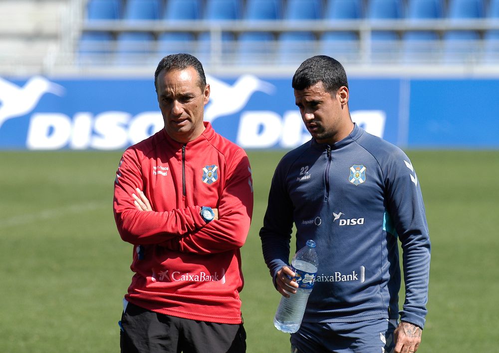 Nano, con el entrenador del Tenerife. 
