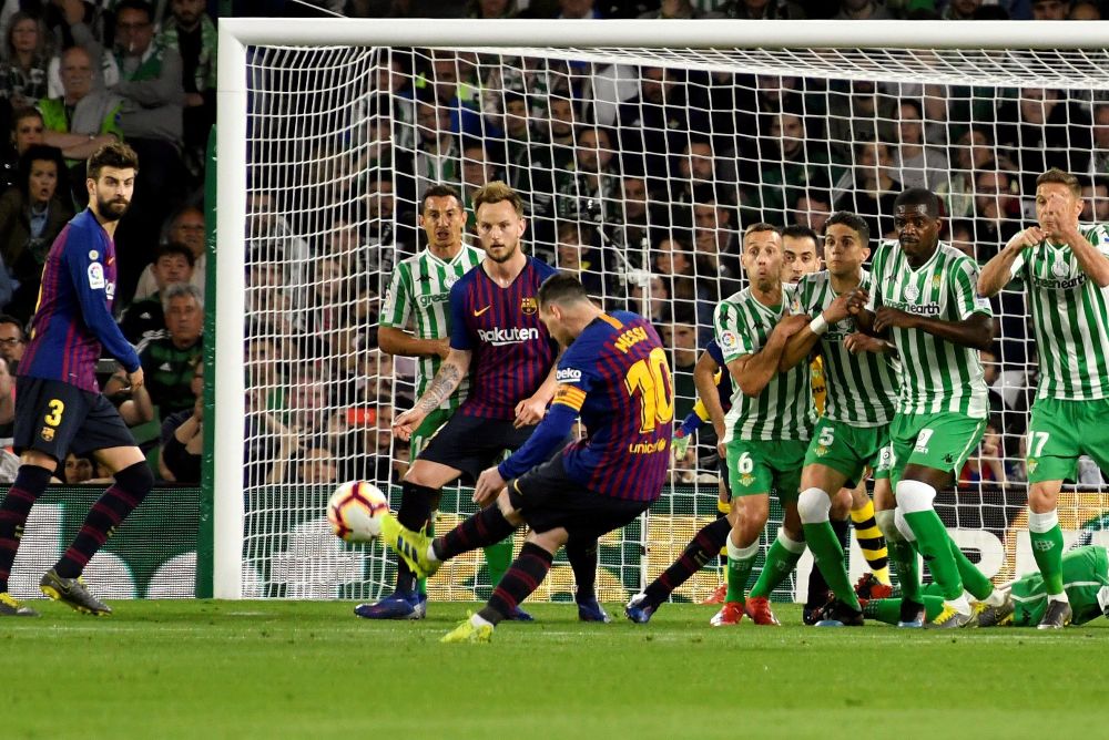 Messi golpea el balón en la falta directa que ha significado el primer gol del equipo blaugrana.