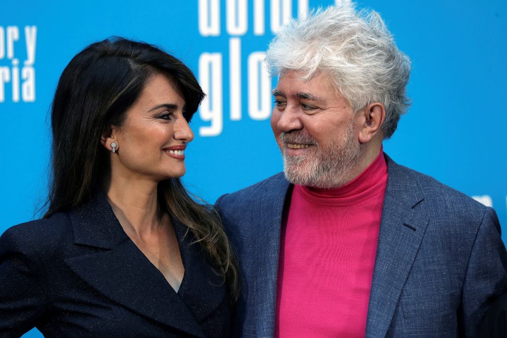 2019 del director Pedro Almodóvar. En la imagen, Almodóvar junto a la actriz Penélope Cruz durante el acto de presentación, el pasado día 12 de marzo, de la película que llega a las salas de cine el próximo viernes. 