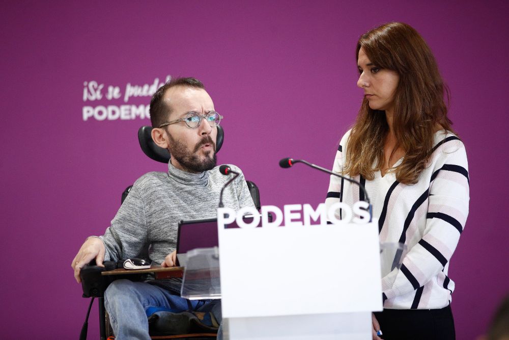 El secretario de Organización y Programa de Podemos y portavoz de la formación morada, Pablo Echenique, y la diputada por Cádiz, y también portavoz del partido, Noelia Vera.