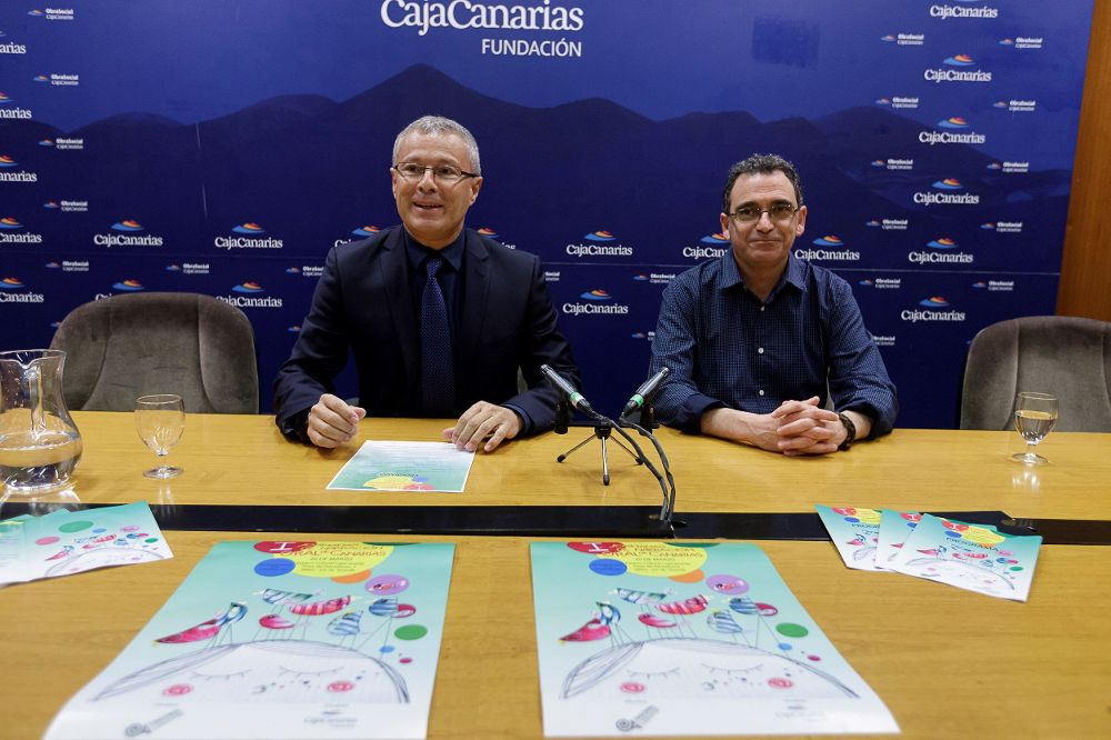El presidente de la Asociación Canaria de Narración Oral Tagoral, Antonio Conejo (d), y el director general de la Fundación CajaCanarias, Alfredo Luaces.