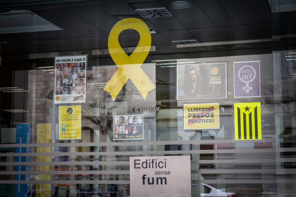 Lazos amarillos en la sede la Consejería de Interior catalana.