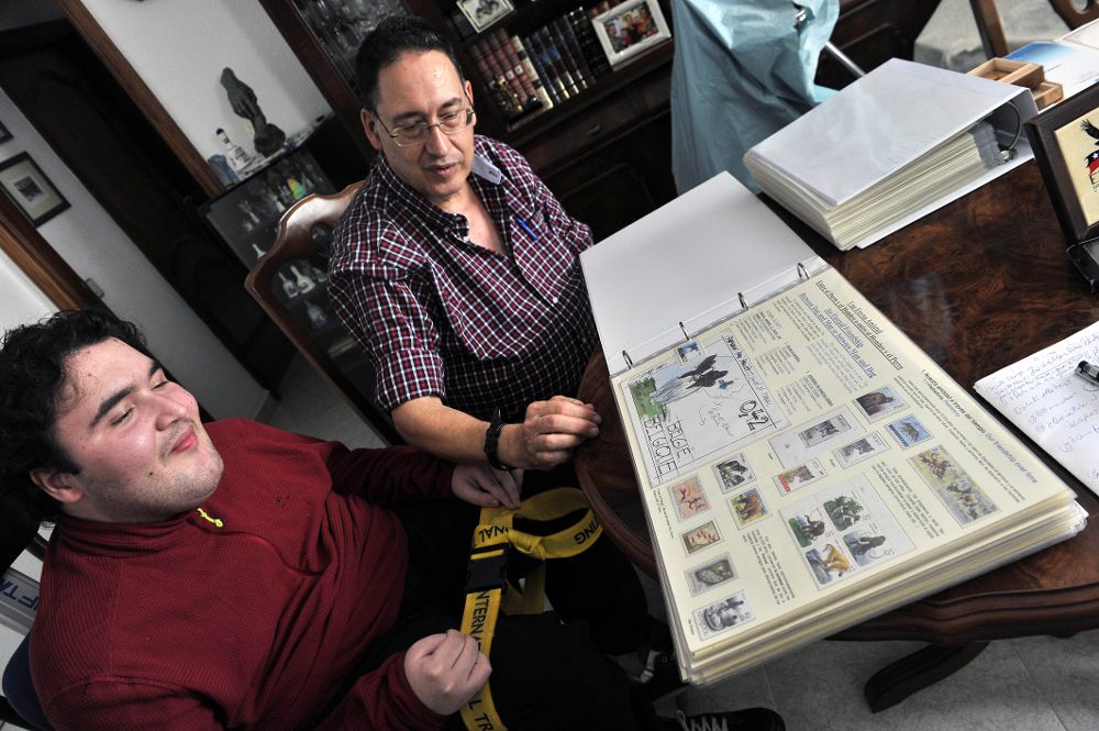 Carlos y José Carlos muestras la colección de Entero Postales de México, 'Serie Multas', que les ha dado varios premios.