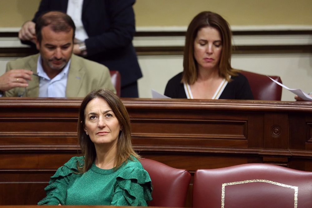 La diputada del PP por Fuerteventura Águeda Montelongo (abajo), durante el pleno extraordinario de este martes tras anunciar ayer que abandona el partido.