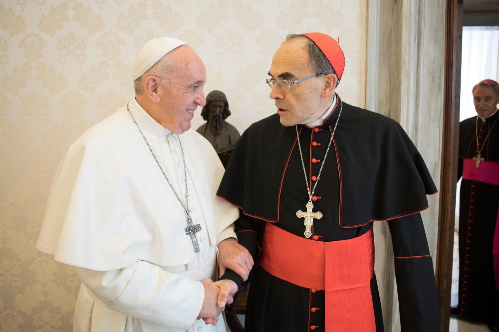 El papa Francisco con el arzobispo de Lyon, el cardenal Philippe Barbarin (d), en el Vaticano, ayer, lunes. 