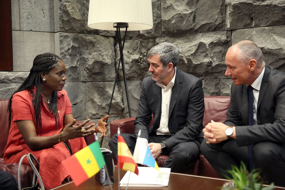 El presidente de Canarias, Fernando Clavijo (c), acompañado del viceconsejero de Acción Exterior, Luis Padilla, recibió este martes a la embajadora de la República de Senegal en España, Marianne Sy. 