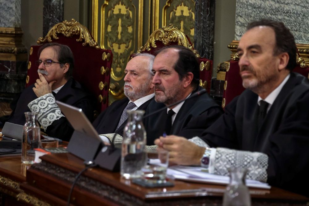 El presidente del tribunal y ponente de la sentencia, Manuel Marchena (d), junto a los magistrados, Andrés Palomo (i), Luciano Varela (2i), y Andrés Martínez Arrieta (2d), durante el juicio del "procés".