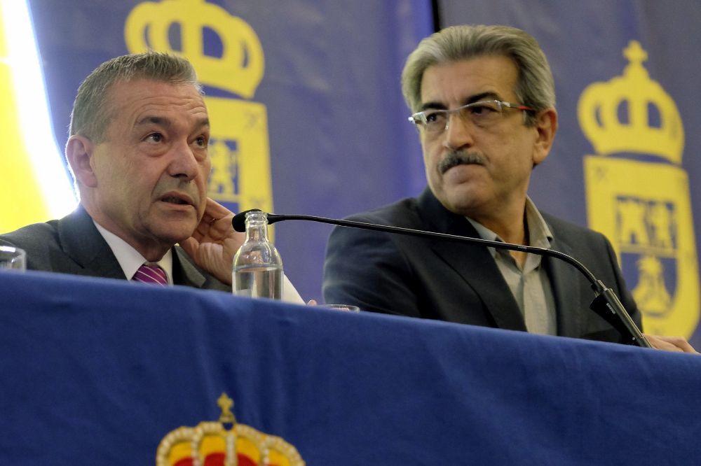 Paulino Rivero (i) con Román Rodríguez, líder de Nueva Canarias, en un acto celebrado en Las Palmas en 2016.