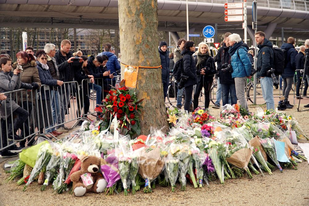 Flores depositadas en memoria de las víctimas del tiroteo.