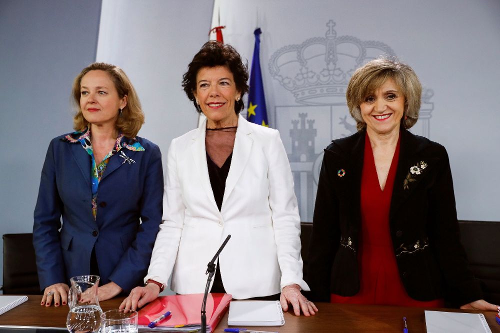 Isabel Celaá entre María Luisa Carcedo (d), y la ministra de Economía, Nadia Calviño.