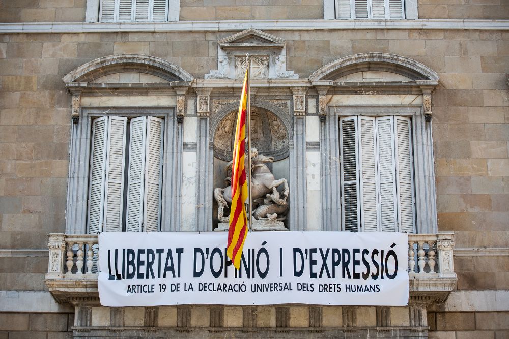 Nueva pancarta en el balcón de la fachada del palacio de la Generalitat.