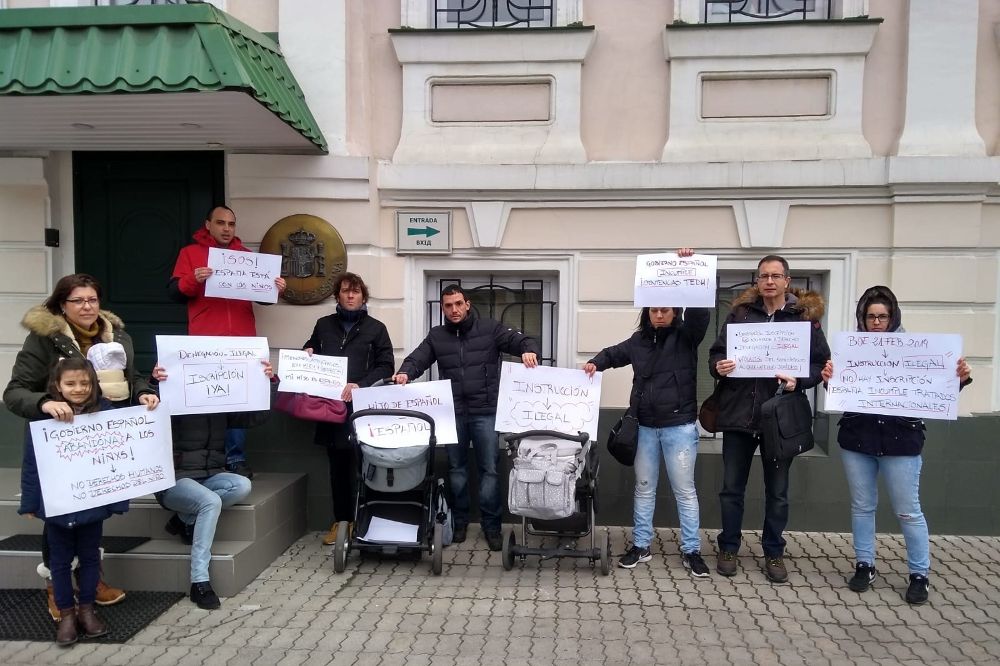 Familias españolas protestan ante la Embajada de España en Kiev por denegarles la inscripción de sus bebés nacidos por gestación subrogada.
