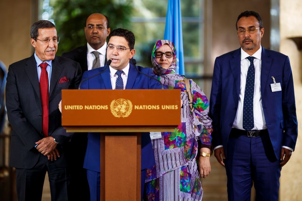 El ministro marroquí de Asuntos Exteriores, Nasser Bourita (c), ofrece una rueda de prensa tras la segunda mesa redonda en la sede europea de la ONU sobre el conflicto en el Sáhara Occidental.