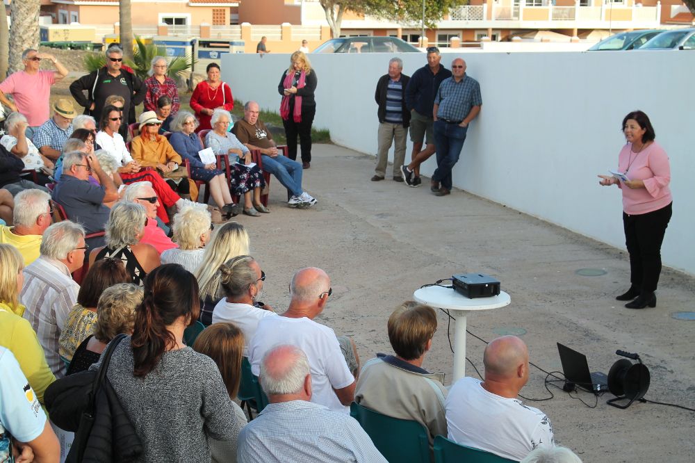 Residentes británicos asisten, el apsado día 15, a una reunión informativa sobre el "brexit" en Caleta de Fuste (Fuerteventura).