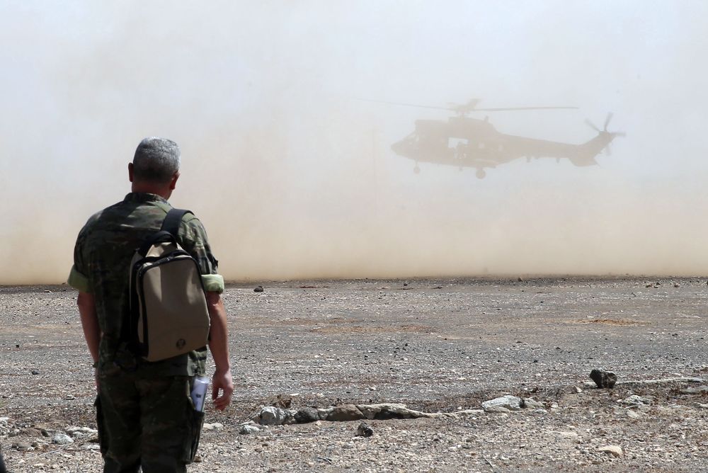 El Ejército de Tierra entrena en el campo de maniobras de Pájara (Fuerteventura) para las misiones internacionales en Mali e Irak en las que van a participar efectivos de la Brigada Canarias XVI y el Batallón de Helicópteros de Maniobra VI.