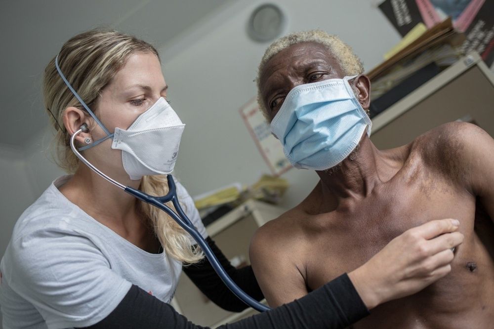 Una enfermera atendiendo a un paciente con tuberculosis. 