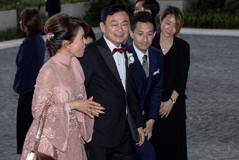 Thaksin Shinawatra (2i) camina junto a la Princesa Ubolratana (i) de Tailandia en Hong Kong.