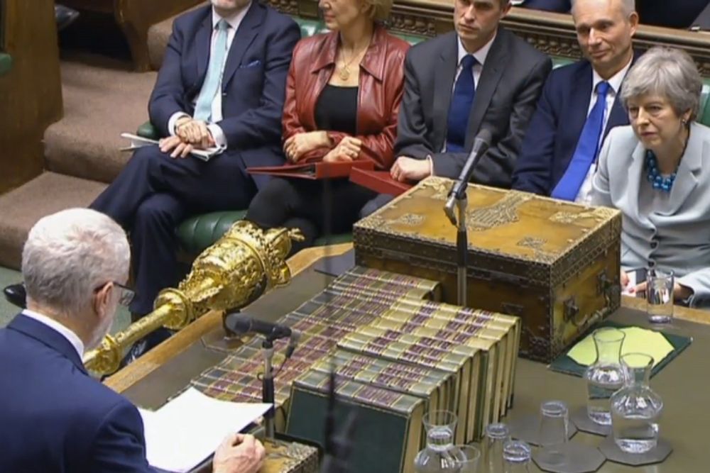 Theresa May (d) mientras escucha al líder de la oposición en el Reino Unido, el laborista Jeremy Corbyn (i), durante su intervención en la Cámara de los Comunes.