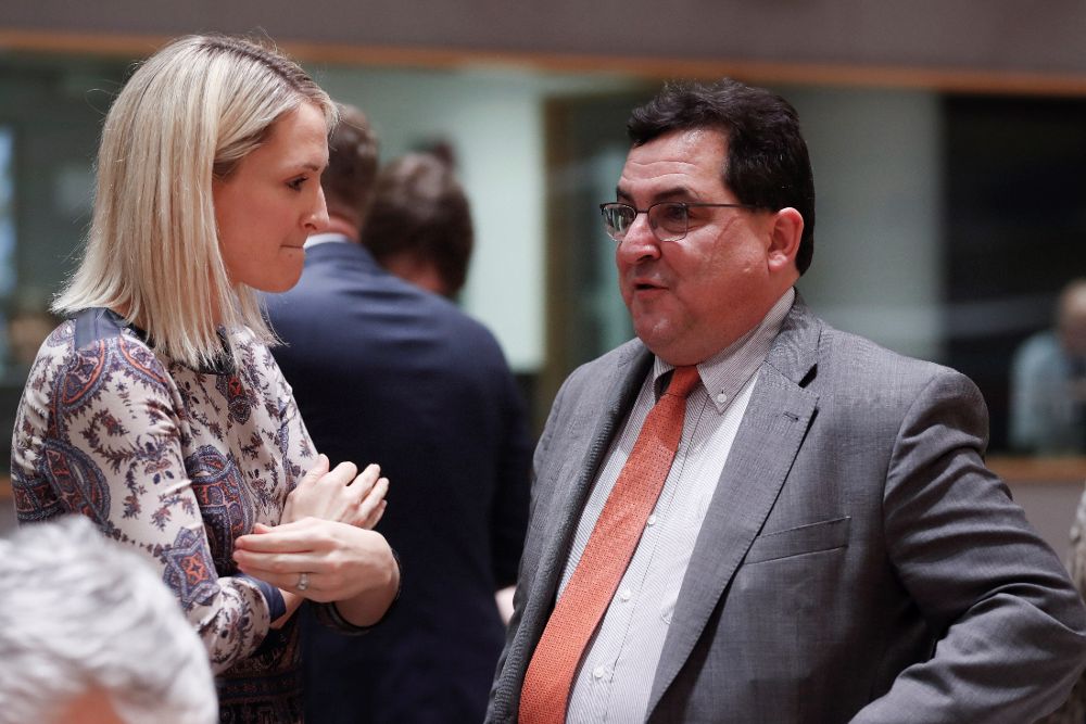 El secretario del Estado español para la Unión Europea, Luis Marco Aguiriano Nalda, conversa con la ministra irlandesa para Europa, Helen McEntee.