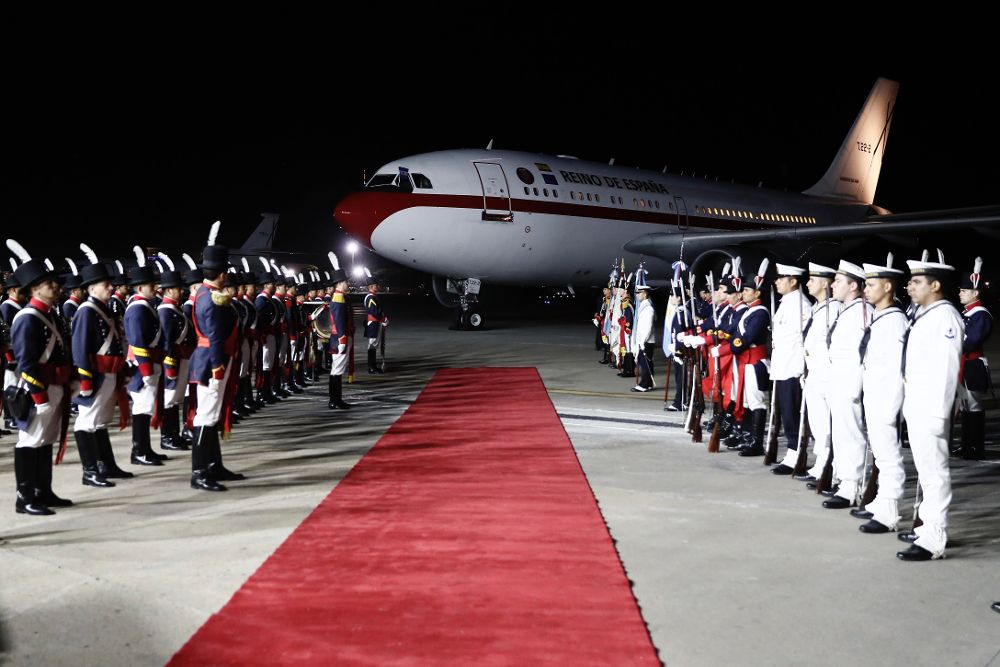 Una guardia de honor se forma frente al avión de los Reyes de España a su llegada a Buenos Aires.