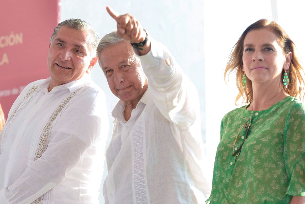 López Obrador (c), su esposa Beatriz Gutiérrez Müller y el gobernador de Tabasco, Adán Augusto López Hernández, en el acto de conmemoración de los 500 años de la batalla de Centla, este lunes, 25 de marzo.