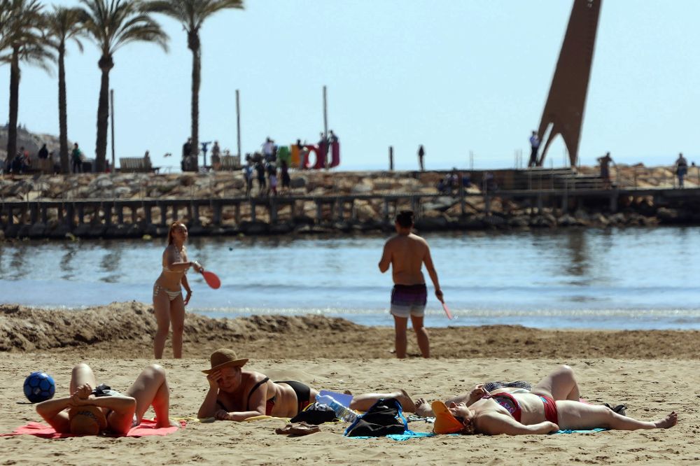 Varias personas disfrutan de las agradables temperaturas en la playa de Levante de Salou en el primer fin de semana de primavera. 