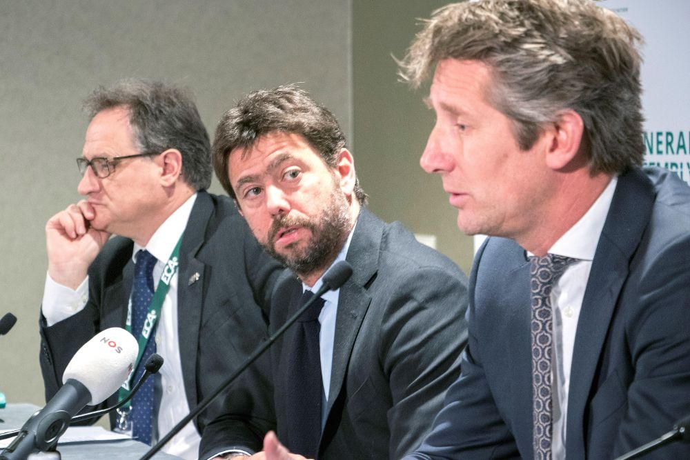 (I-D) El secretario general de la Asociación Europea de Clubes, Michele Centenaro, junto al presidente de la ECA, Andrea Agnelli, y el vicepresidente de ECA, Edwin van der Sar, durante la clausura de la asamblea de la Asociación de Clubes Europeos.