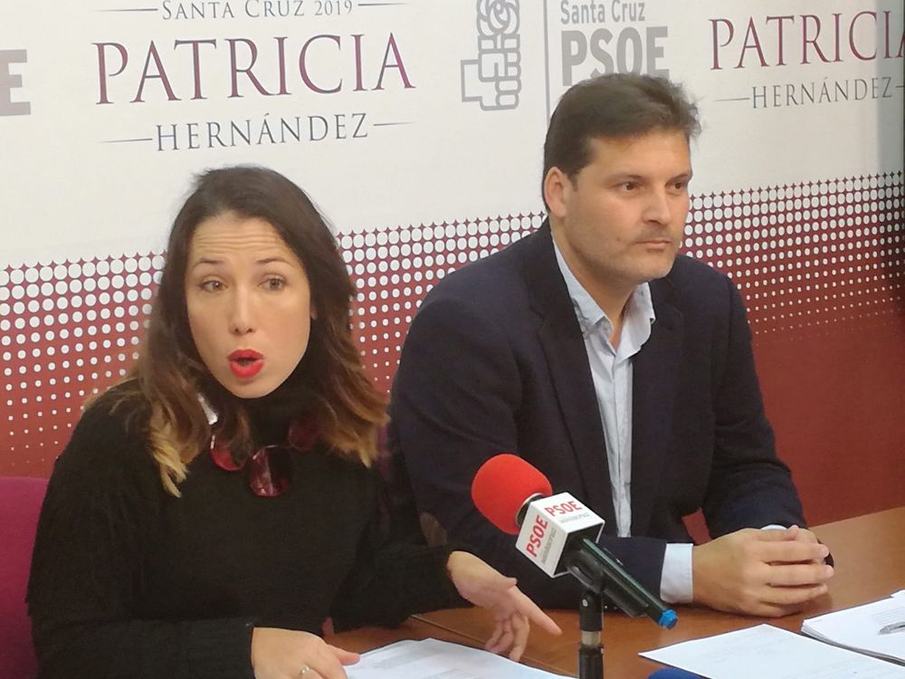 Patricia Hernández junto a su compañero en el Ayuntamiento de Santa Cruz José Ángel Martín.