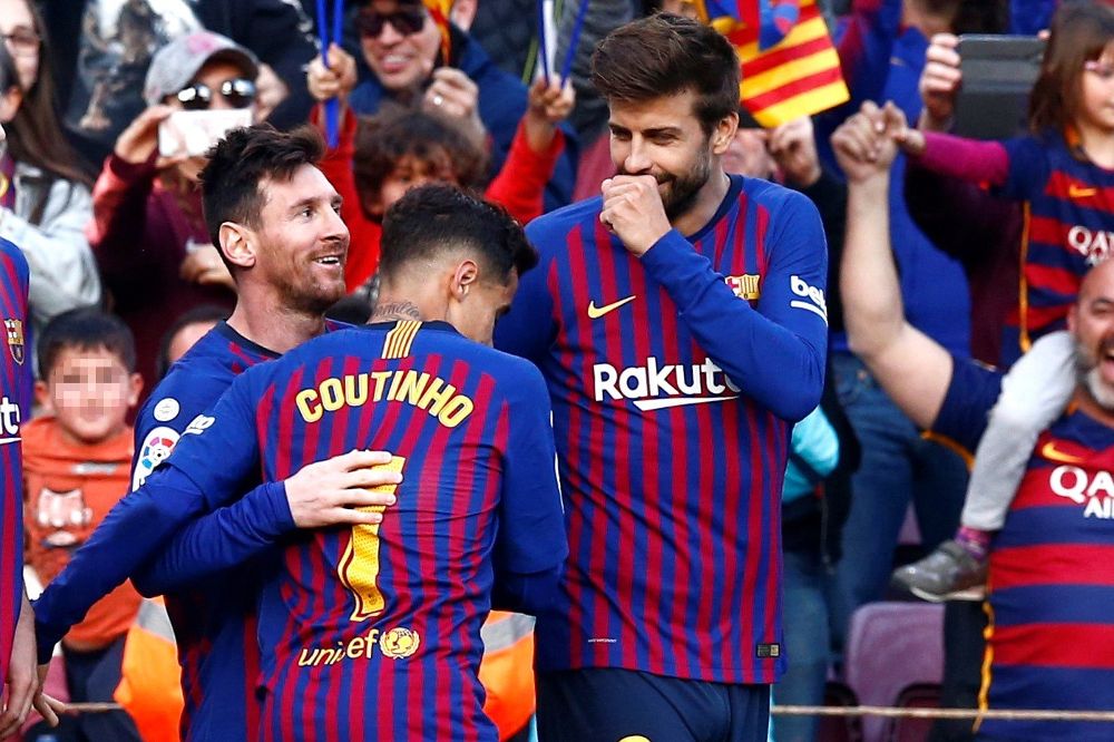 Lionel Messi (i) celebra uno de sus goles junto a Coutinho (c) y Piqué.