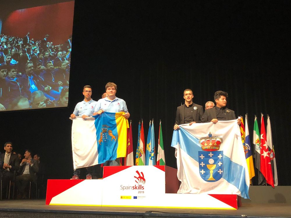 Representantes canarios con la bandera de las Islas en Spainskills 2019.