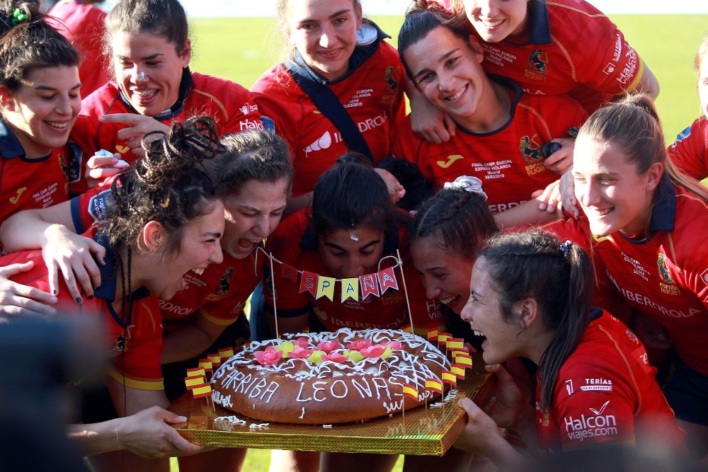 Las jugadoras de la selección española celebran con una tarta tras vencer a Holanda por 54-0 en la final del Campeonato de Europa femenino de rugby.