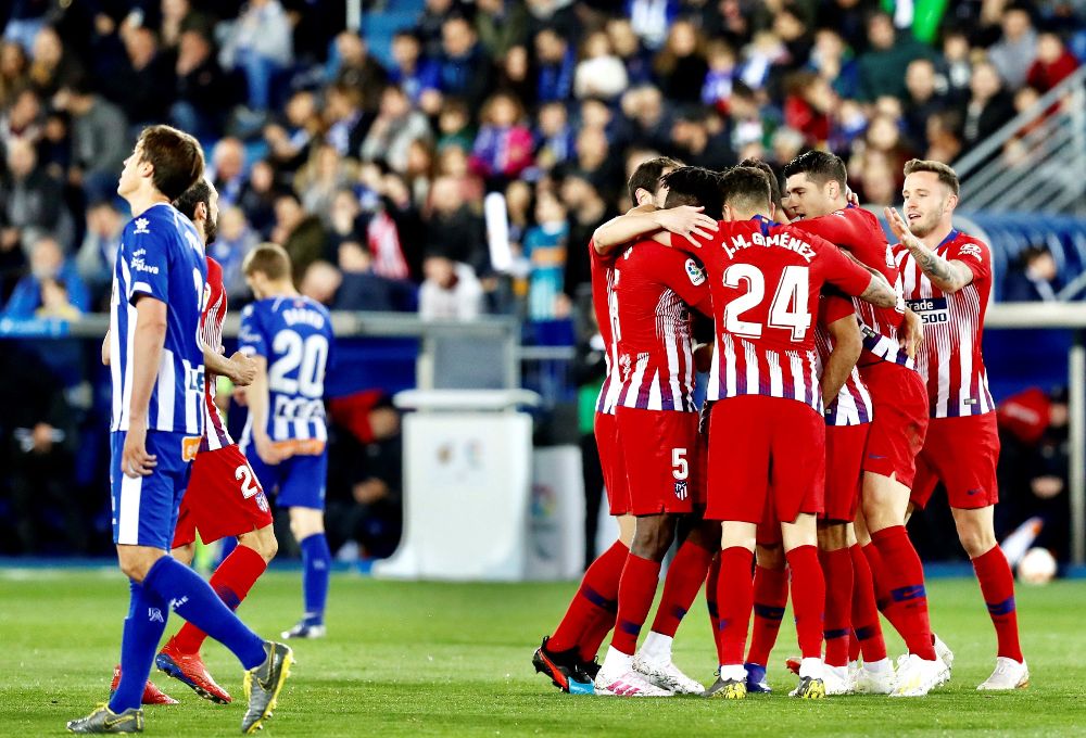 Los jugadores del Atlético de Madrid celebran el segundo gol ante el Deportivo Alavés.