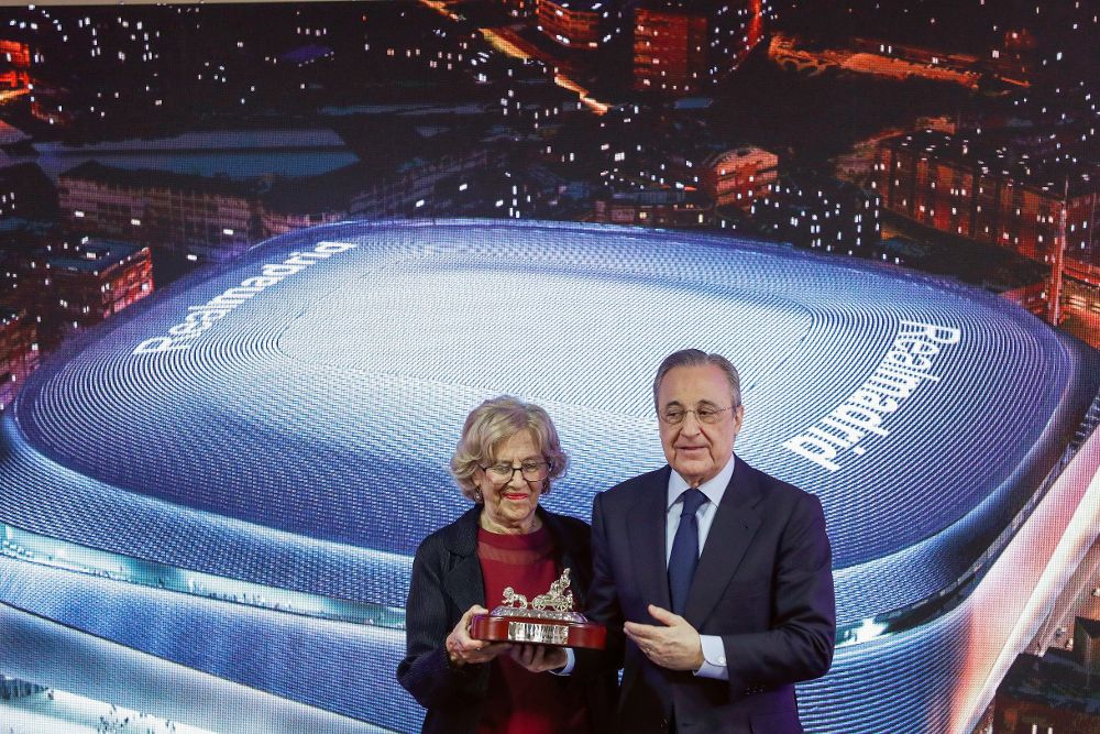 Florentino Pérez y la alcaldesa de Madrid, Manuela Carmena, durante la presentación de la reforma del estadio Santiago Bernabéu, este martes.