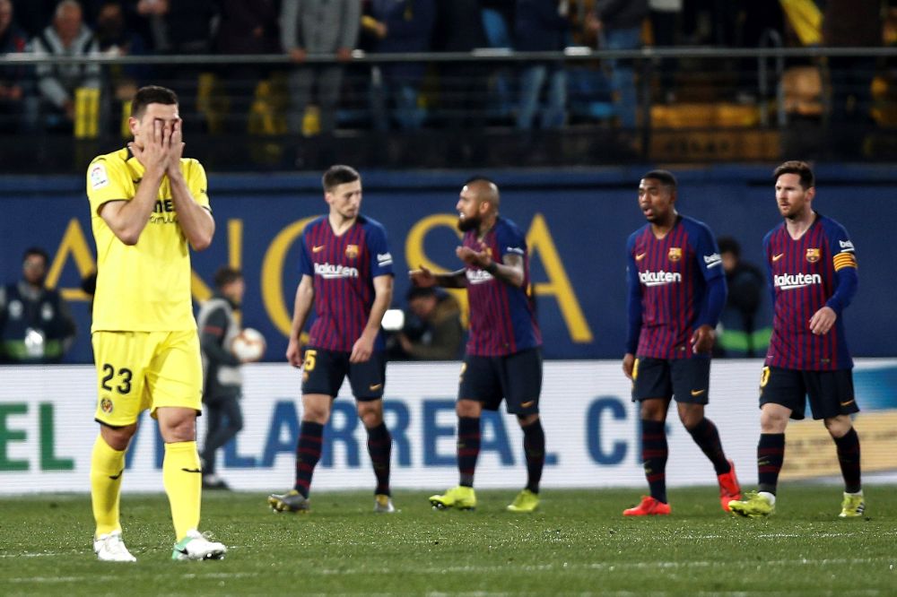El defensa italiano del Villarreal CF Daniele Bonera (i) se lamenta del resultado al finalizar el encuentro.
