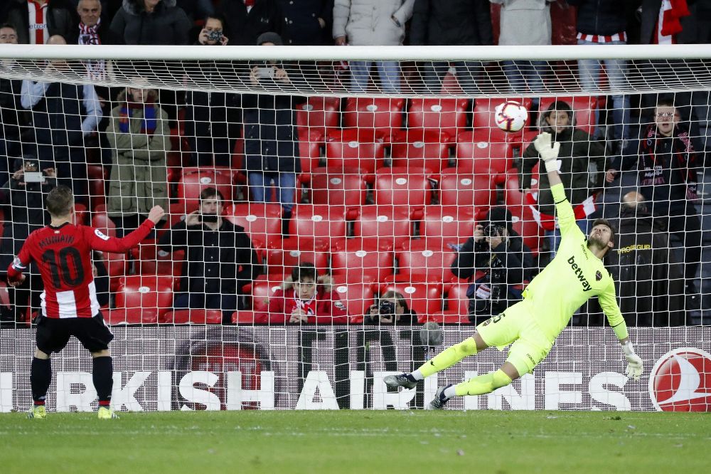 Iker Muniain bate de penalti al portero del Levante Aitor Fernández.