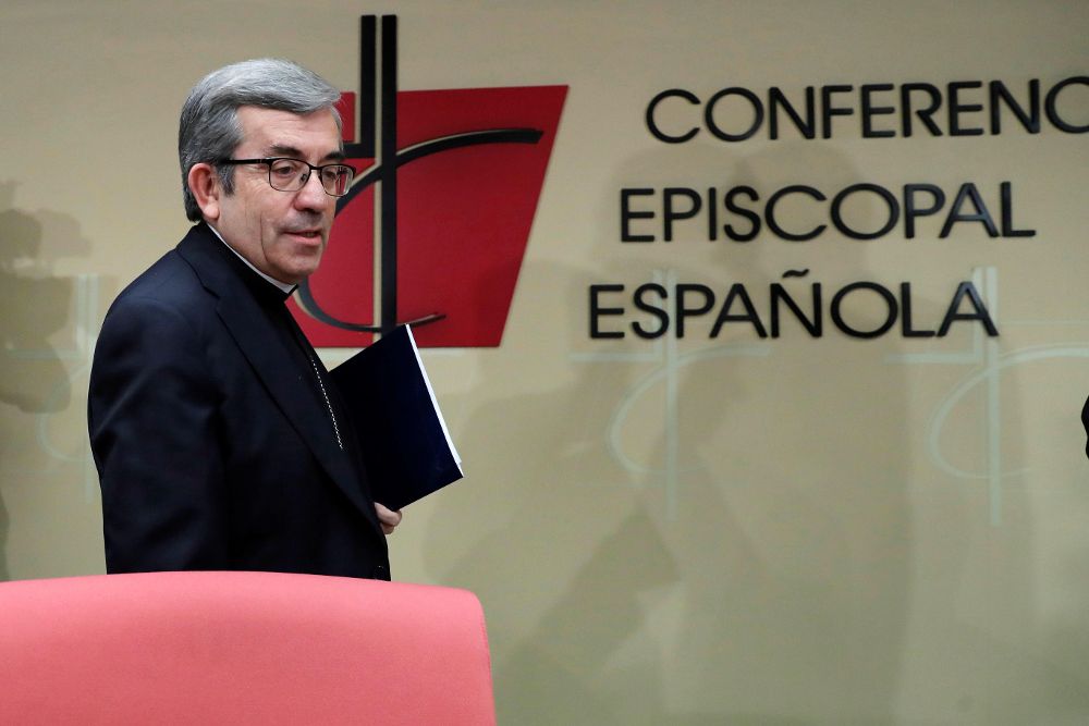El secretario general de la Conferencia Episcopal Española (CEE), Luis Argüello, poco antes de la rueda de prensa tras la Asamblea Plenaria.