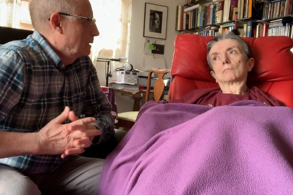 María José Carrasco y su marido, en una captura del vídeo grabado para mostrar cómo le aplicó la eutanasia.